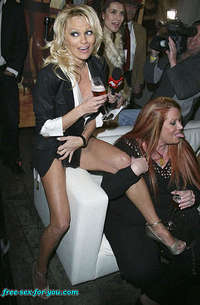 Stunning Pamela Anderson strikes again