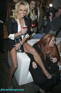 Stunning Pamela Anderson strikes again