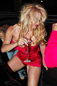 Stunning Pamela Anderson strikes again