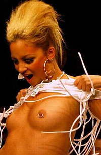 Nicole Richie grabs some attention