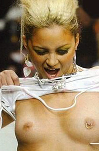 Nicole Richie grabs some attention