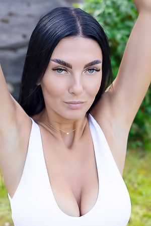 Simon Expose Her Plump-lipped Pussy To The Summer Breeze