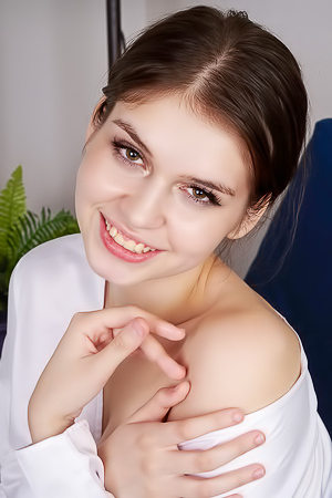 Lina Bunny Spread Her Meaty Flaps And Rub Her Snatch Down