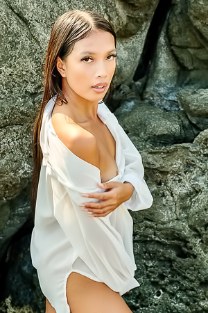 Shasha Captivating Filipina Beauty Is Soon Naked In The Sunshine